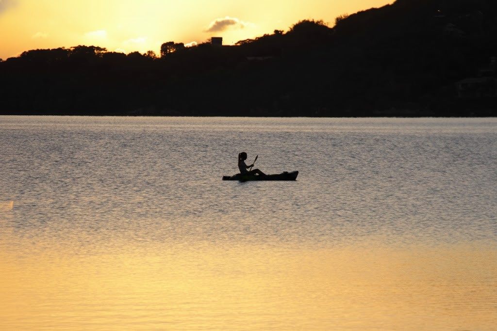 Caiaque na Lagoa da Conceição ao entardecer, saindo do deck da Lagoa Nômade