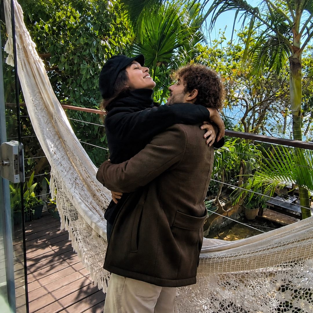 Suíte 102 — Casal na cadeira de rede da sacada